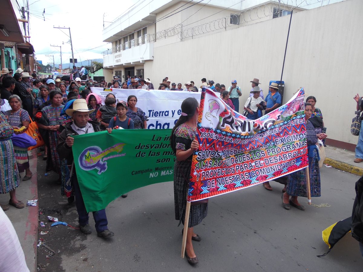 Pobladores de la San Martín Jilotepeque, Chimaltenango, efectúan marcha y exigen que se desocupen tierras invadidas. (Foto Prensa Libre: José Rosales)