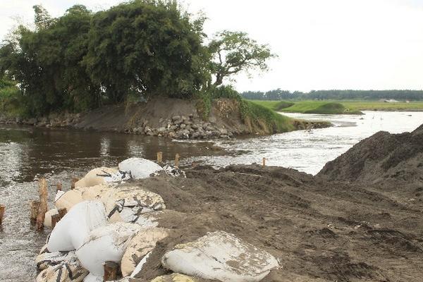 Sitio donde se dañó borda  a causa del desbordamiento del río Coyolate, Escuintla.