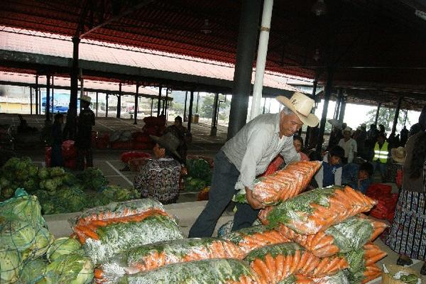 Vendedores de verduras consideran que el espacio que se les asignó  es muy pequeño.
