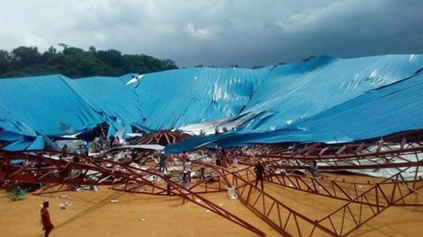 Decenas de personas mueren al deplomarse techo de iglesia en Nigeria. (Foto Prensa Libre: AFP)