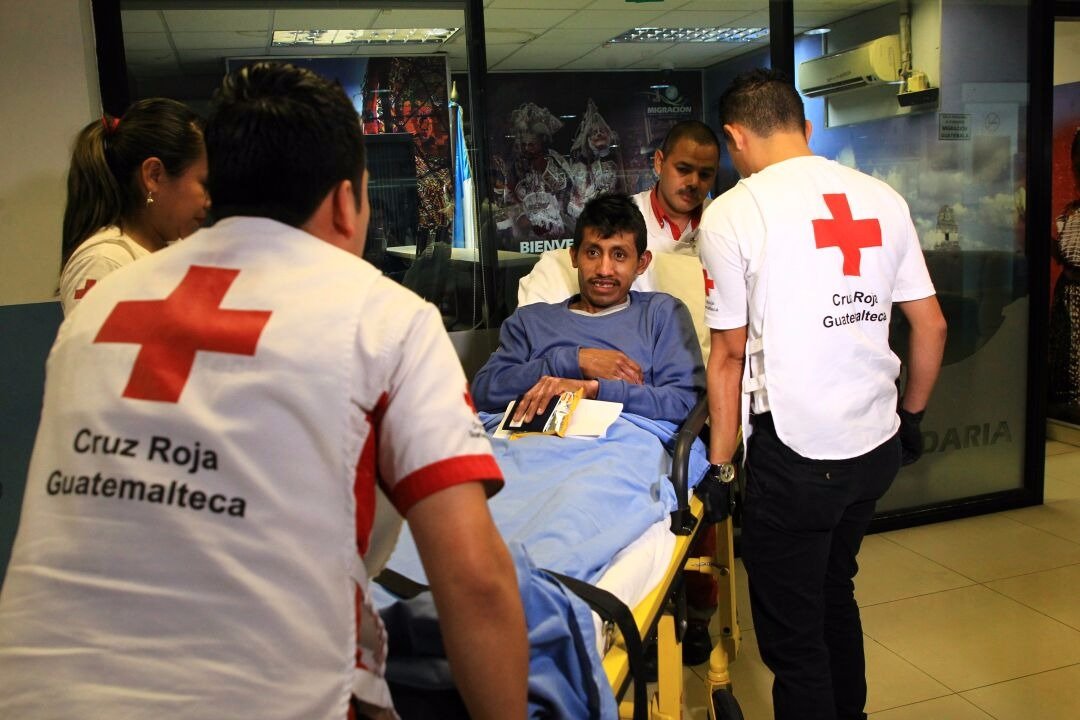 Rafael Godínez García es recibido por personal de la Cruz Roja a su regreso de México, donde fue tratado por quemaduras provocadas por la erupción del Volcán de Fuego. (Foto Prensa Libre: Ministerio de Salud)