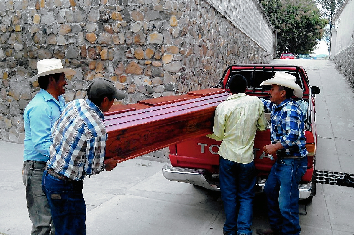 Familiares de  una de las víctimas de la violencia, en Jalapa, retiran el cuerpo de la morgue de esa localidad. (Foto Prensa Libre: Hugo Oliva)