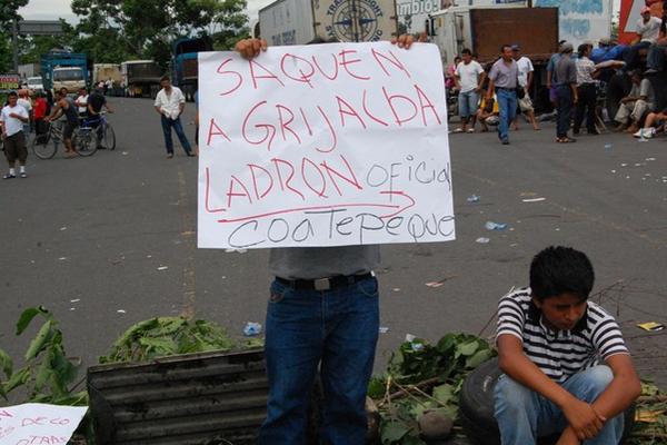 Varios de los manifestantes denunciaron al jefe de la Policía de Coatepeque. (Foto Prensa Libre: Álexander Coyoy)<br _mce_bogus="1"/>