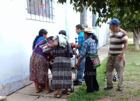 Momento en que la mujer siente los dolores de parto afuera del hospital.(Foto Prensa Libre: Cortesía Noti Más Baja Verapaz)