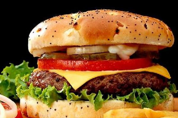 Las hamburguesas y las pizzas son altamente calóricas