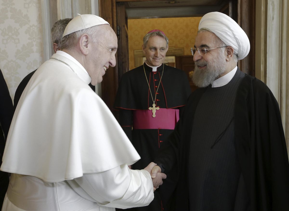 El presidente iraní, Hasán Rohaní, (d), es recibido por Papa Francisco (i), a su llegada a la Ciudad del Vaticano. (Foto Prensa Libre: EFE).