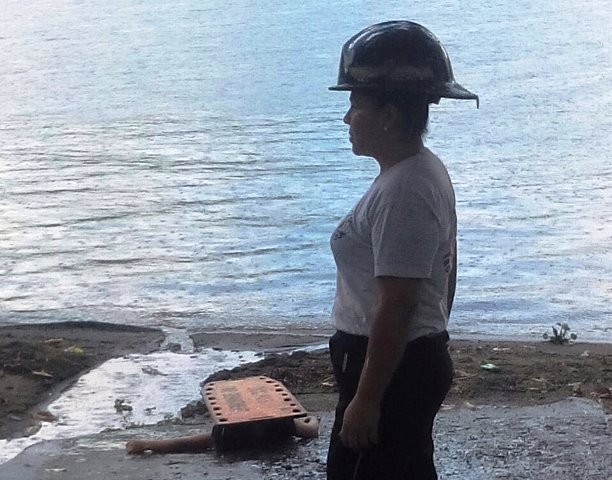 Una menor murió ahogada en el lago de Amatitlán. (Foto Prensa Libre: Bomberos Voluntarios)