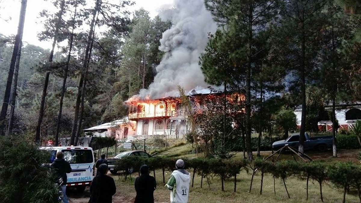 Un restaurante de dos pisos fue consumido por un incendio, en km 144 ruta Interamericana. (Foto Prensa Libre: Ángel Julajuj)
