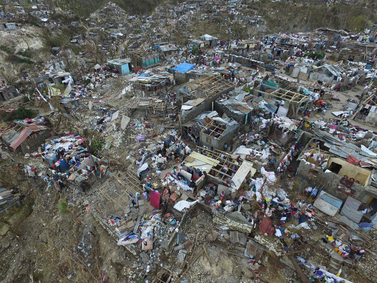 Haití devastado luego del paso del huracán Matthew. (Foto Prensa Libre: AFP).