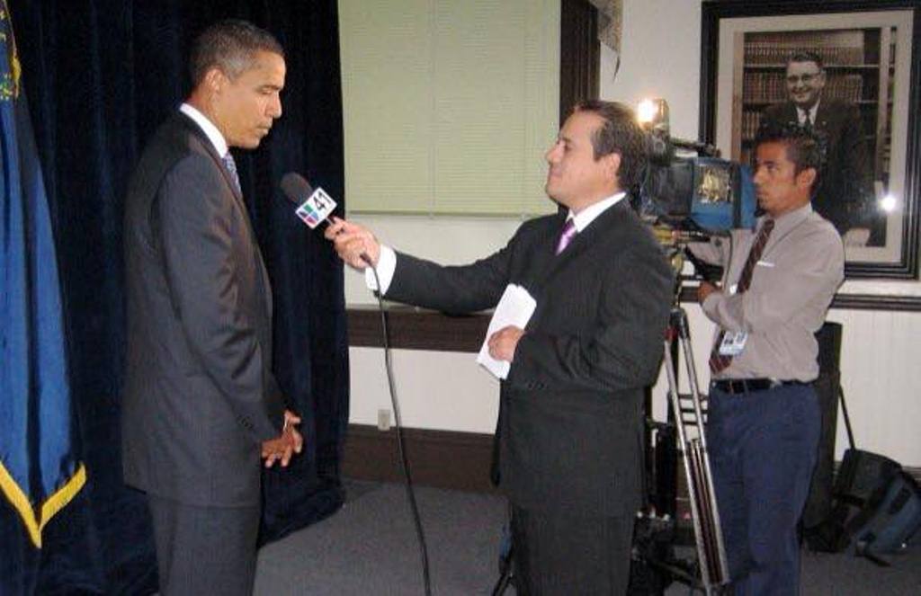 Barack Obama, presidente de EE. UU., da declaraciones al periodista jutiapaneco Julio Cisneros. (Foto Prensa Libre: Cortesía)