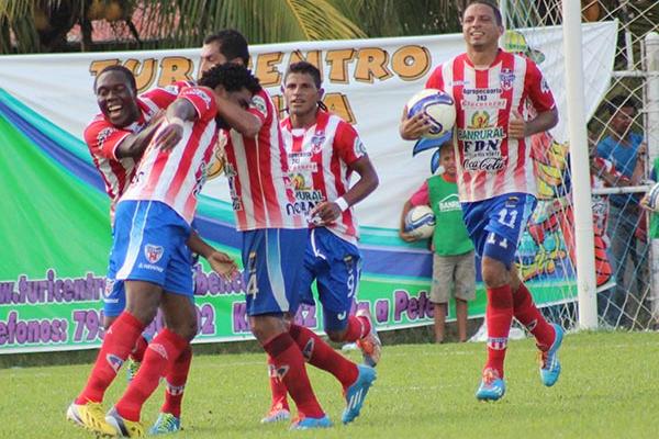 Jugadores de Heredia celebran el segundo gol de los moralenses sobre la Universidad de San Carlos. (Foto Prensa Libre: Julio Vargas)