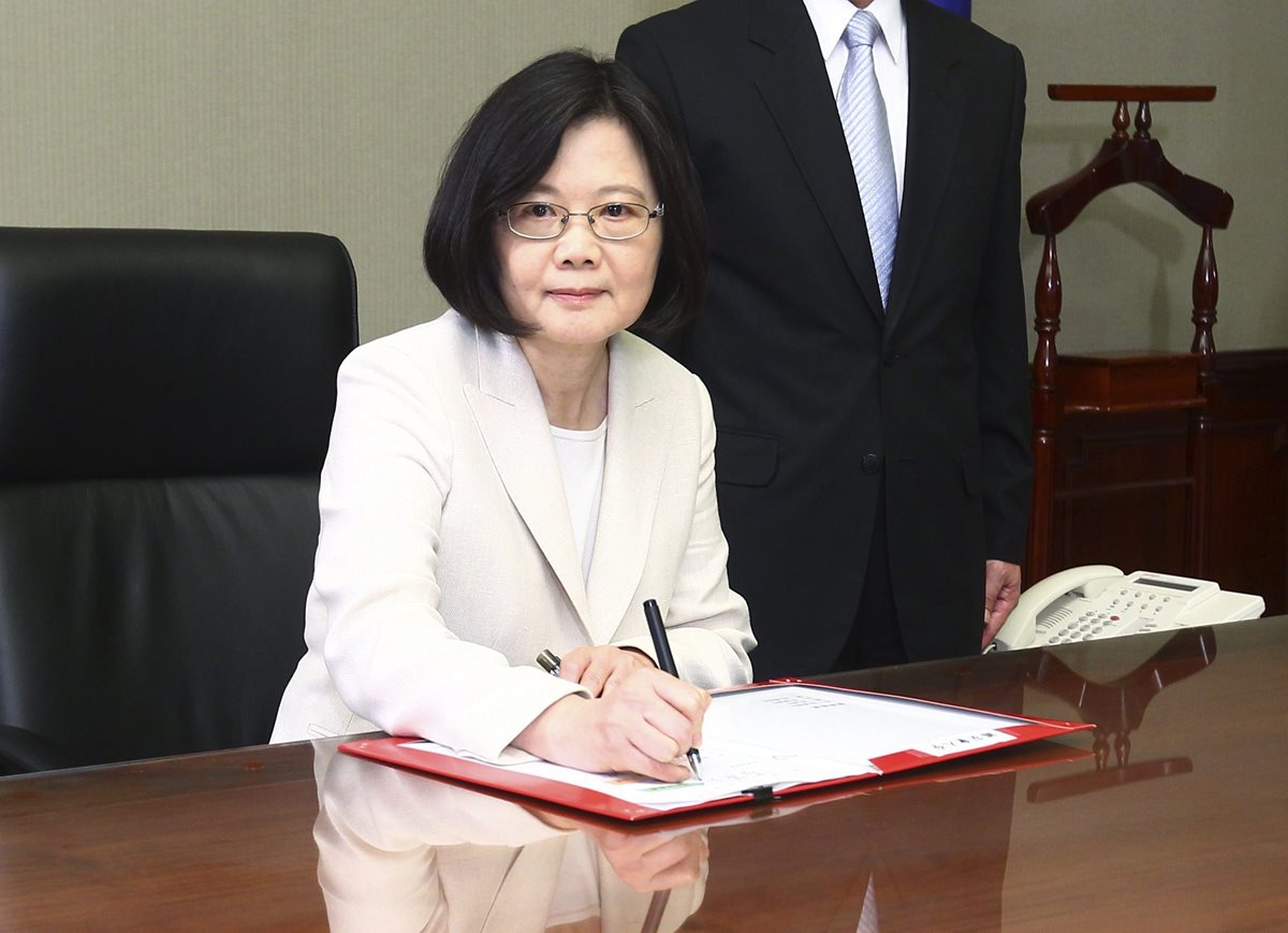 La nueva presidenta de Taiwán, Tsai Ing-wen, firma su primer documento tras la ceremonia de posesión del cargo. (Foto Prensa Libre: EFE).