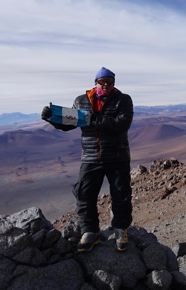 Jaime Viñals conquistando la cumbre del volcán sagrado Llullaillaco, en la frontera entre Argentina y Chile. (Foto Prensa Libre: cortesía Jaime Viñals)