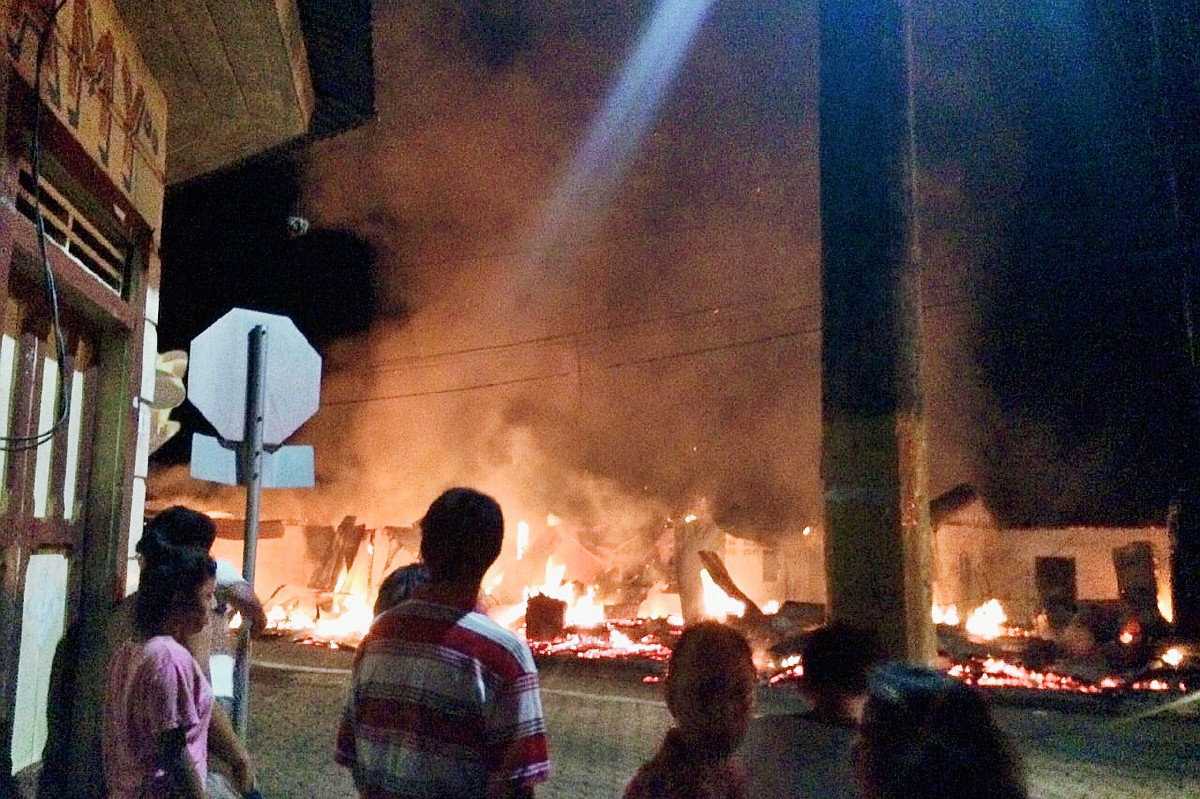Vecinos de  Pajapita, San Marcos, observan casas destruidas por un incendio registrado  este miércoles. (Foto Prensa Libre: Alexander Coyoy)