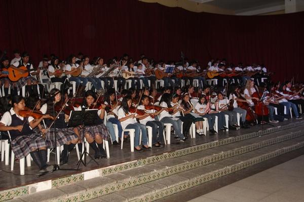 Unos 200 niños brindan concierto en el Centro Cultural César Brañas de Antigua Guatemala. (Foto Prensa Libre: Miguel López)