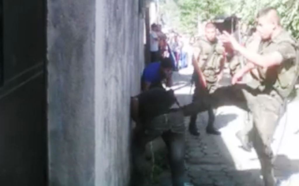Soldados propinan golpiza a menores. (Foto Prensa Libre: Facebook)