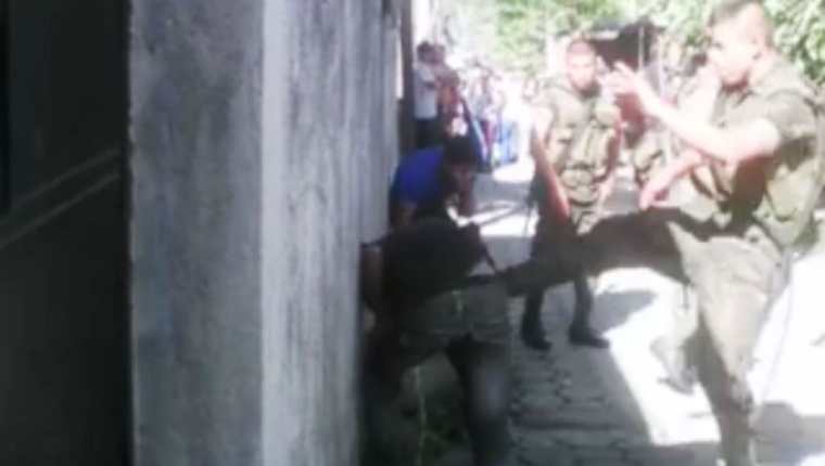 Soldados propinan golpiza a menores. (Foto Prensa Libre: Facebook)
