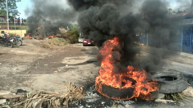 Pilotos, ayudantes y vecinos de San José Pinula protestan para que las autoridades brinden seguridad en los autobuses. (Foto Prensa Libre: E. Paredes)