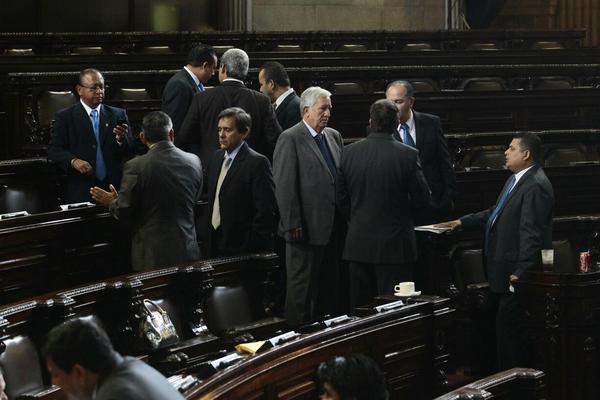 Diputados Diputados de la UNE abandonan el hemiciclo. Rechazan Presupuesto 2015. (Foto Prensa Libre: J. Gramajo)