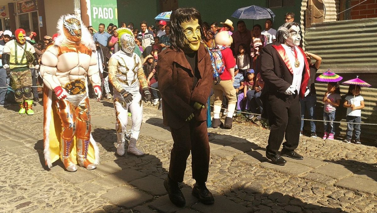 Decenas de personas salen a la vía pública a recibir a los personajes de los convites. Hay varios grupos que estarán festejando. (Foto Prensa Libre: Oscar Felipe)