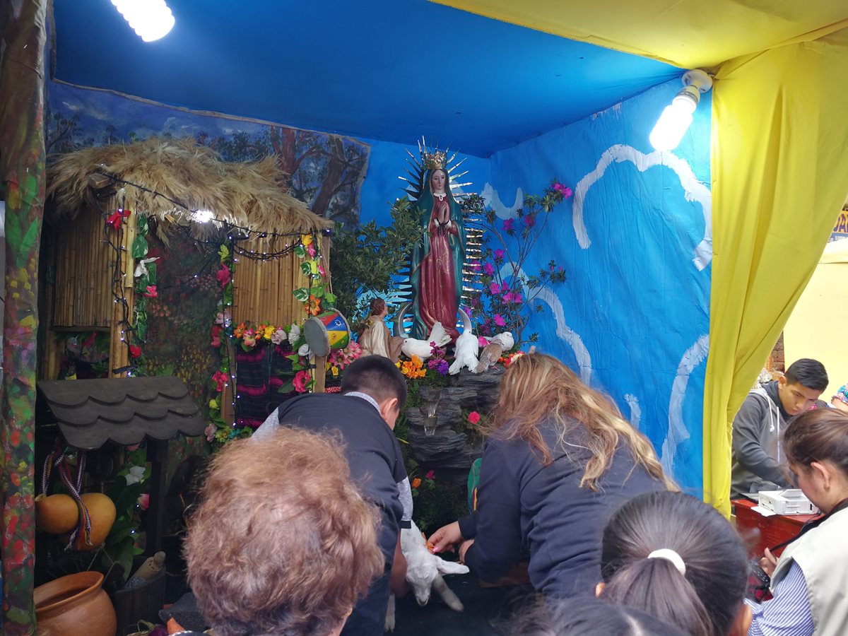 Fieles se preparan para tomarse la fotografía del recuerdo en Foto Sebastián. (Foto Prensa Libre: Oscar Fernando García).