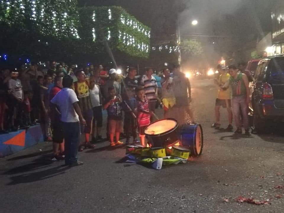 Aficionados de Guastatoya quemaron los instrumentos frente al edificio de la Municipalidad, para expresar su malestar por la baja de Mario Vásquez. (Foto Prensa Libre: La Red).