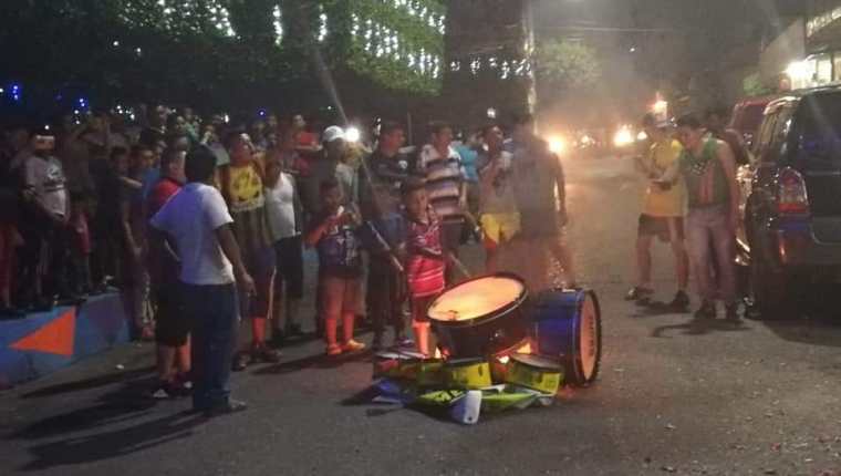 Aficionados de Guastatoya quemaron los instrumentos frente al edificio de la Municipalidad, para expresar su malestar por la baja de Mario Vásquez. (Foto Prensa Libre: La Red).