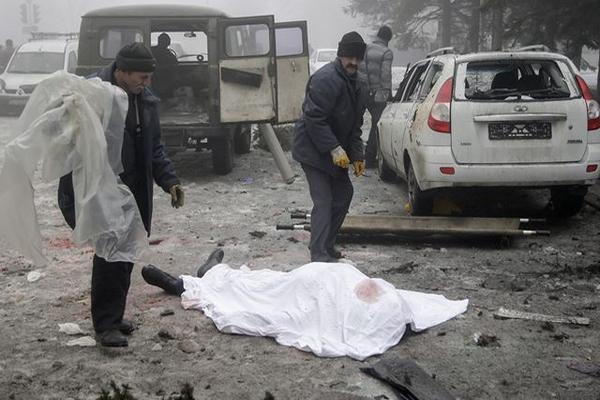 El cuerpo de un hombre que murió tras los bombardeos de la artillería ucraniana yace sobre la nieve. (Foto Prensa Libre: EFE).