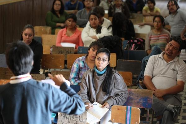 Unos 25 mil maestros estarían contratados de forma irregular por el Mineduc. (Foto Prensa Libre: Archivo)