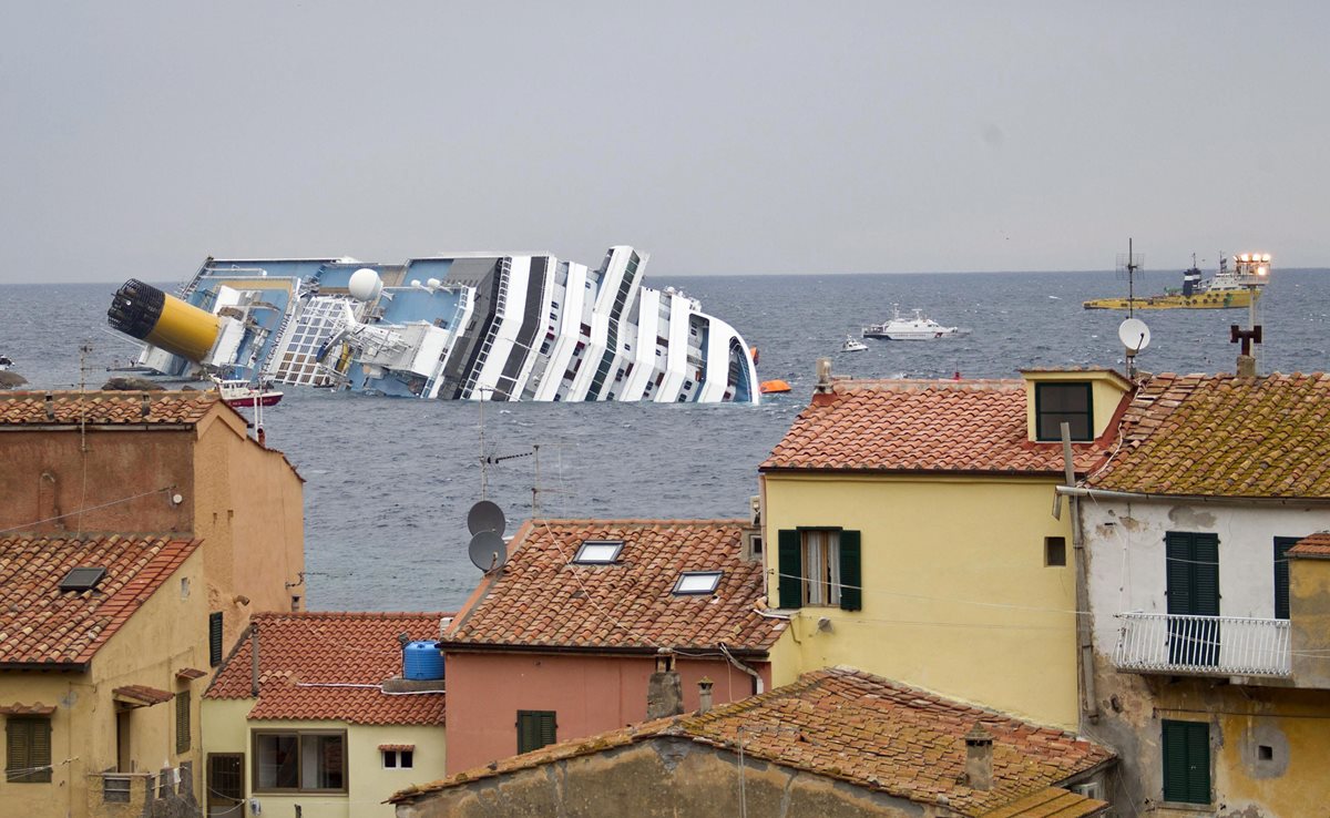 Vista del buque crucero Costa Concordia que naufragó el 13 de enero de 2012. (Foto: EFE)