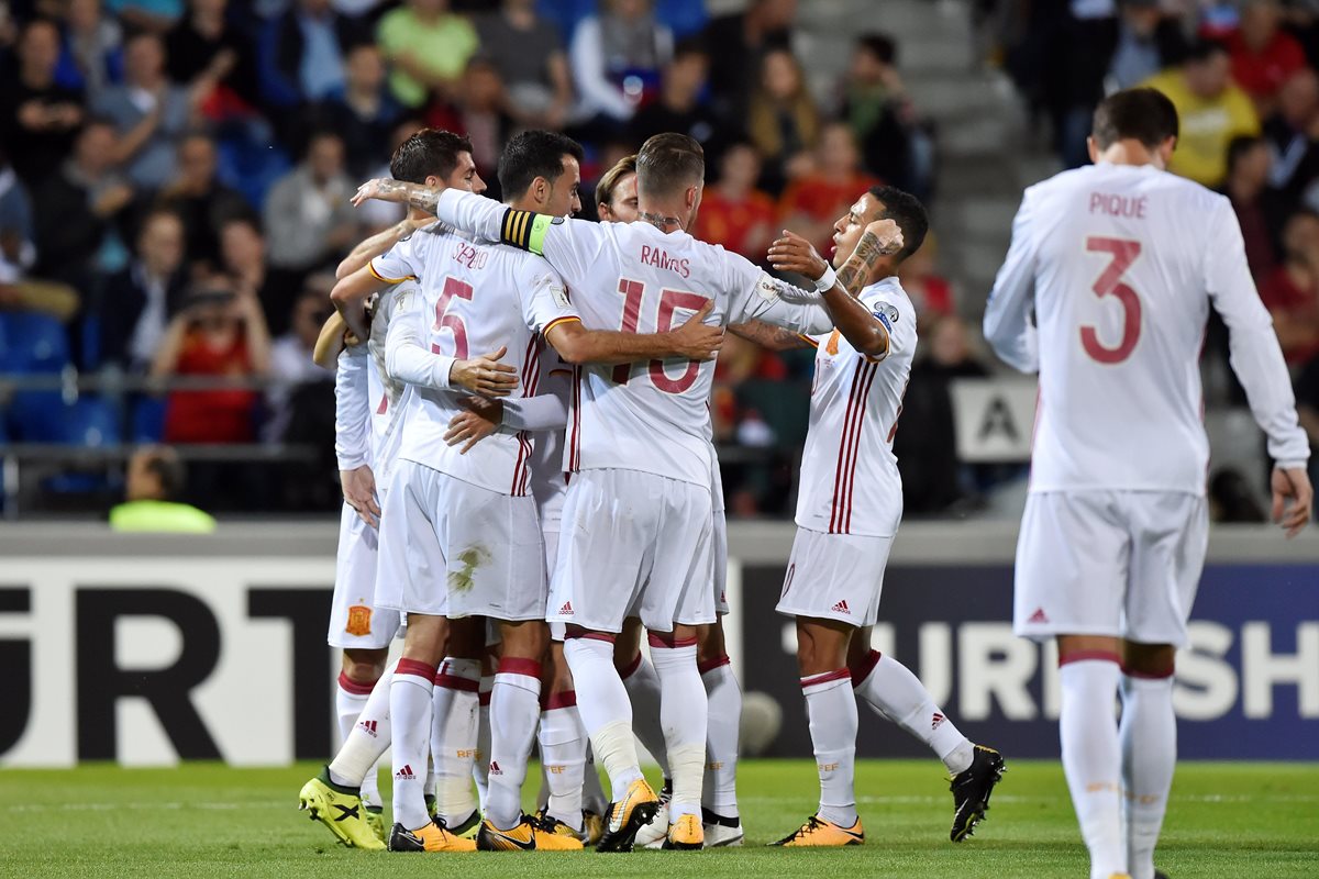 Los jugadores de la selección española festejan uno de los goles de Álvaro frente a Liechtenstein. (Foto Prensa Libre: AFP)