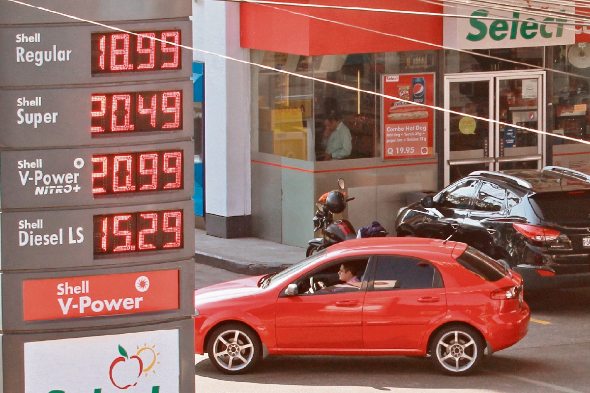 Los precios de las gasolinas subieron esta semana, mientras que el del diésel se mantuvo estable. (Foto Prensa Libre: Estuardo Paredes)
