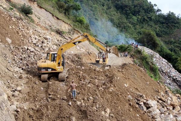 Maquinaria trabaja para habilitar el paso en el Cerro Los Chorros, entre Quiché y Alta Verapaz. (Foto Prensa Libre: Oscar Figueroa)<br _mce_bogus="1"/>