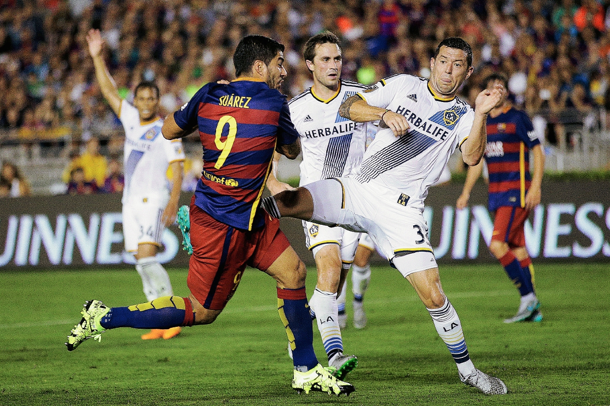 Luis Suárez, dispara al arco frente al defensa Dan Gargan del Galaxy. (Foto Prensa Libre: AP)