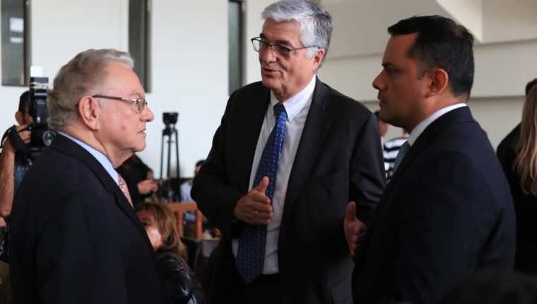 El ex vicepresidente Eduardo Stein -izquierda- conversa con el exministro Carlos Vielmann y Stu Velásco, ambos señalados de ejecuciones extrajudiciales. (Foto Prensa Libre: Carlos Hernández)