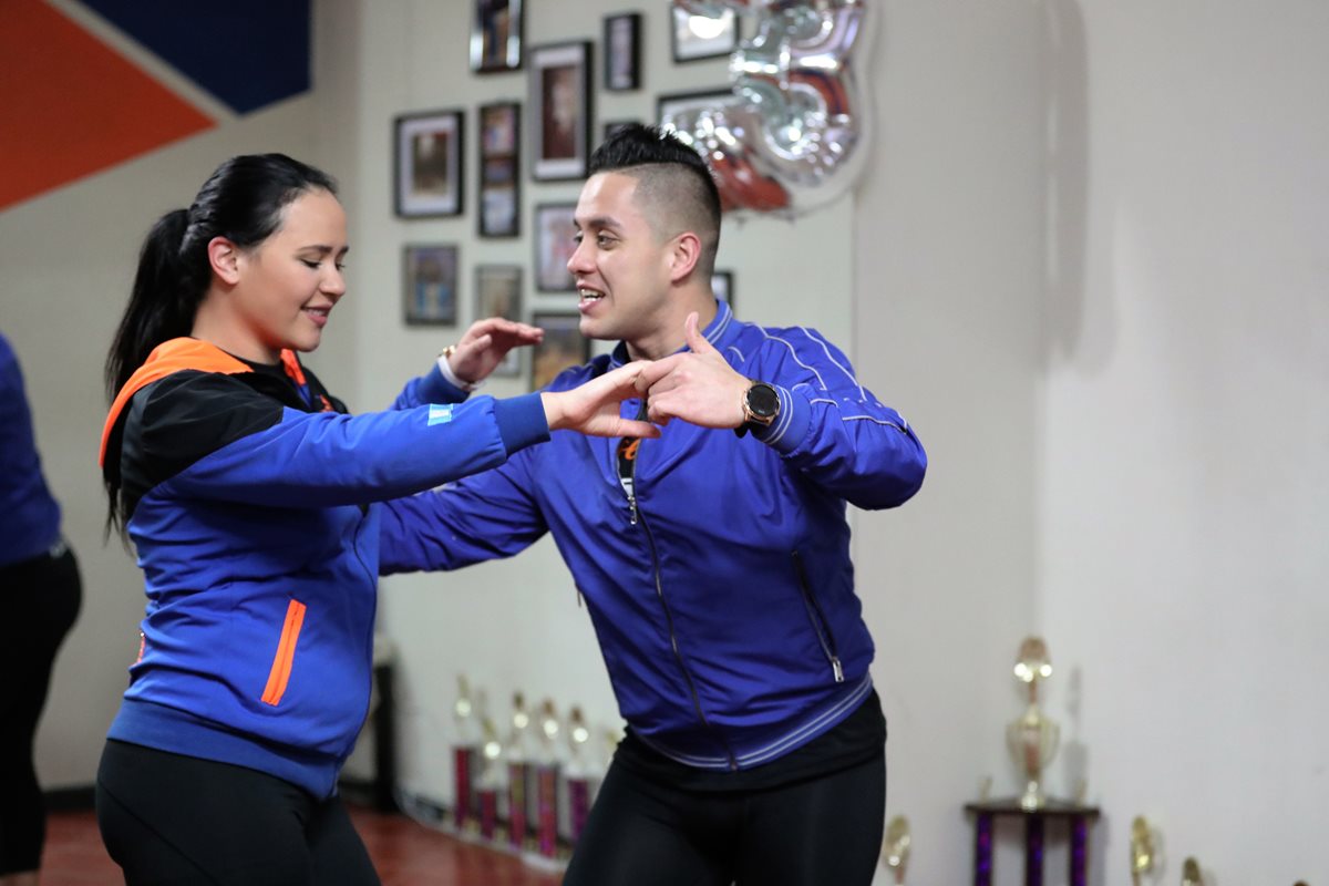 Héctor Blanco y Katherinne Milla, campeones mundiales de salsa le enseñan a bailar. (Foto Prensa Libre: Pablo Juárez Andrino)