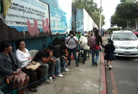 Padres de familia en la zona 21, hacen fila para incribir a sus hijos para el ciclo escolar 2015. (foto Prensa Libre: Estuardo Parede)