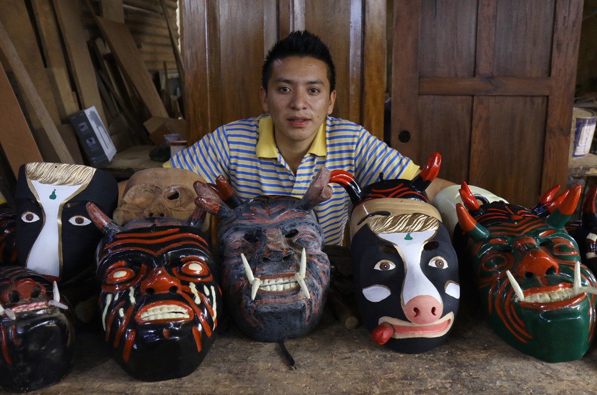 Henry Danilo Hernández posa con algunas de sus creaciones. (Foto Prensa Libre: Cortesía Victorino Tejaxún)
