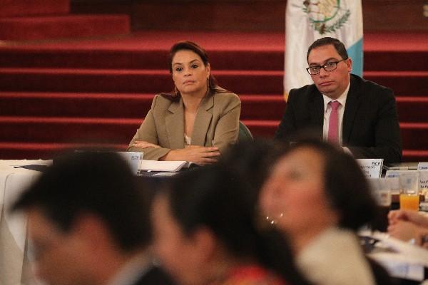 La Vicepresidenta Roxana Baldetti y el jefe de la Sesán, Luis Enrique Monterroso, en la reunión. (Foto Prensa Libre: Esbin García)
