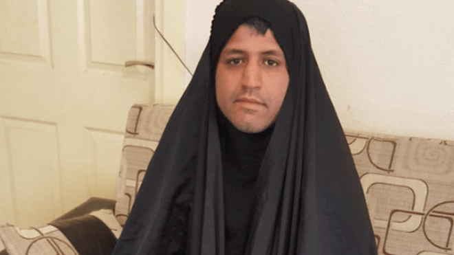 "Siempre sentí pena por mi madre y por mis hermanas", explica este iraní, posando con un chador. MY STEALTHY FREEDOM (FACEBOOK)