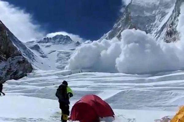 Fotografía de la avalancha que mató a 13 sherpas el 18 de abril de 2014 en el Monte Everest. (Foto Prensa Libre: AFP)