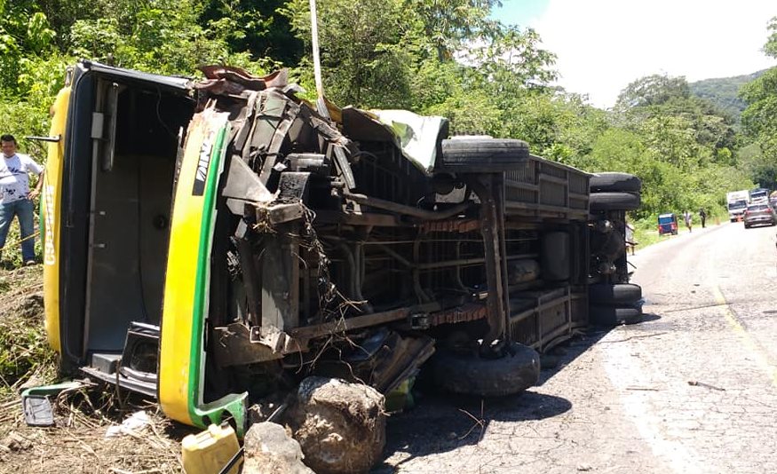 El bus quedó volcado en al km 77 de la ruta a El Salvador. (Foto: 26 Cía. Bomberos Voluntarios)