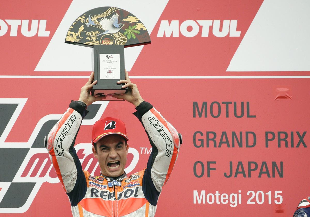 Dani Pedrosa alza el trofeo que lo acredita como campeón. (Foto Prensa Libre: EFE)