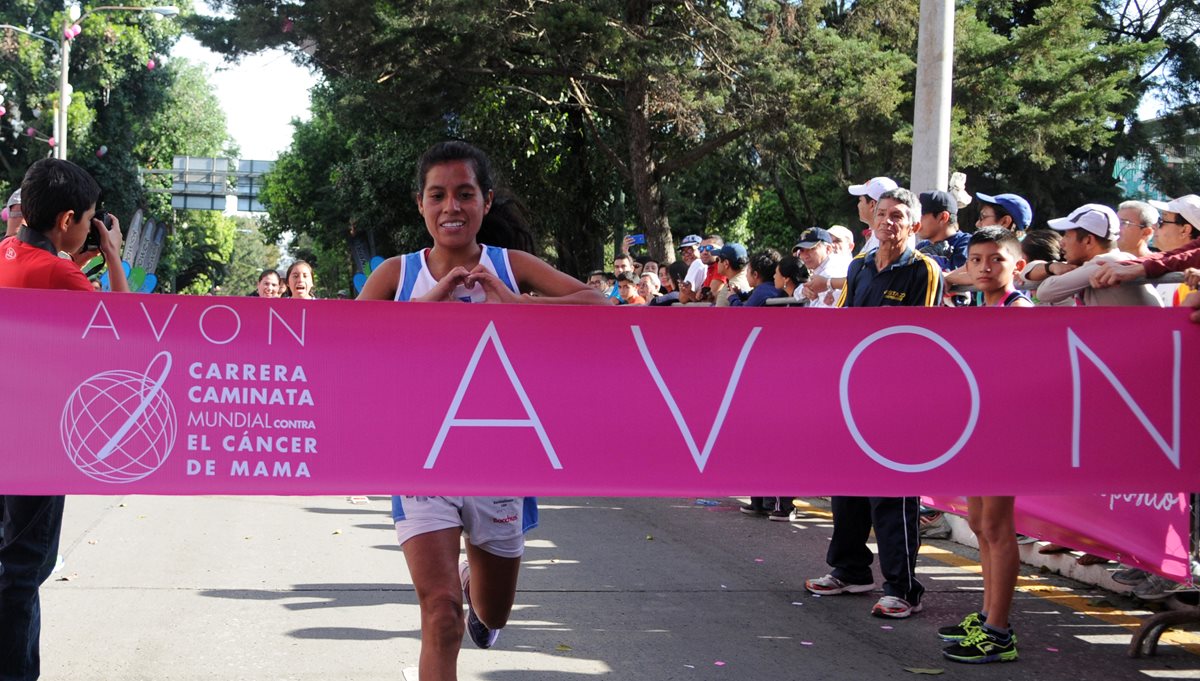 Merlin Chalí ingresa a la meta, como primer lugar de los 10K. (Foto Prensa Libre: Jeniffer Gómez)