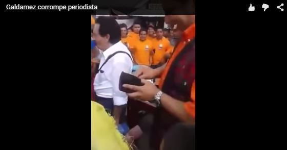 Momento en que el diputado saca dinero y lo da al comunicador del departamento. (Foto Prensa Libre: Youtube)