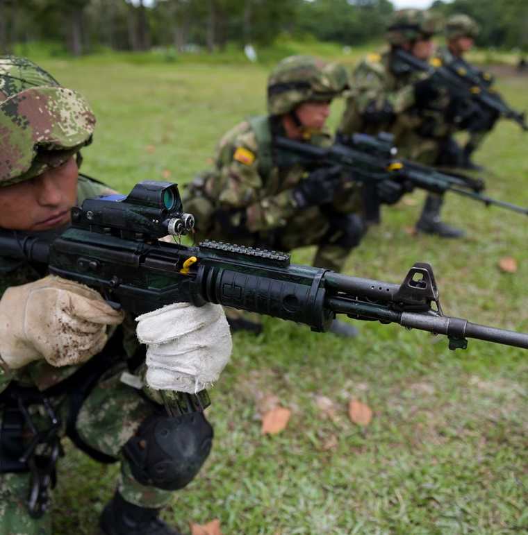 Soldados colombianos entrenan para participar en una operación militar contra renegados de las Farc. (AFP).