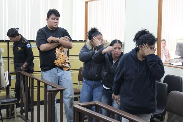 Los cuatro presuntos delincuetes en el juzgado de Totonicapán. (Foto Prensa Libre: Édgar Domínguez)<br _mce_bogus="1"/>