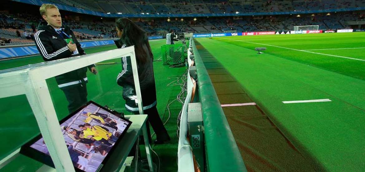 La Fifa sigue con su apoyo al videoarbitraje para apoyar las decisiones del árbitro en el  terreno de juego. (Foto Prensa Libre: AFP)