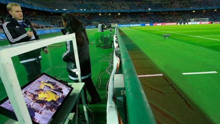 La Fifa sigue con su apoyo al videoarbitraje para apoyar las decisiones del árbitro del terreno de juego. (Foto Prensa Libre: AFP)