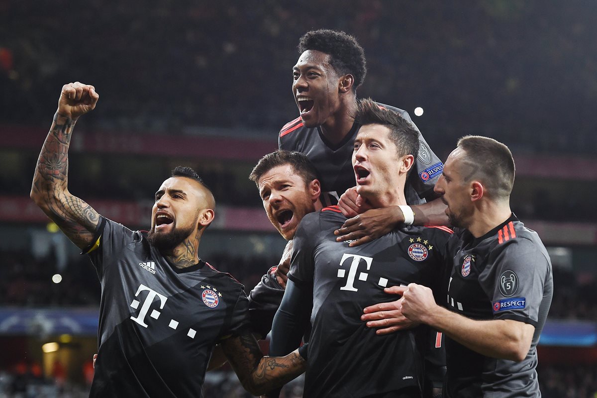 Los jugadores del Bayer Múnich festejan uno de los goles del equipo alemán. (Foto Prensa Libre: AFP)